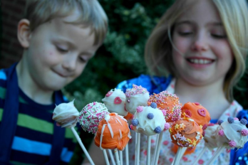 How To Make Cake Pops With Children Easy Cake Pops Recipe