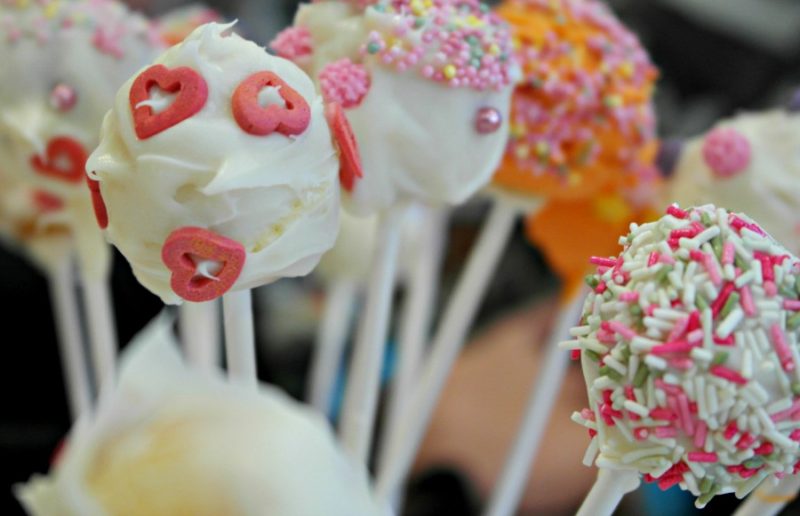 Simple white, pink, and gold cake pops🎀 | Birthday cake pops, Pink cake  pops, Pink birthday cakes