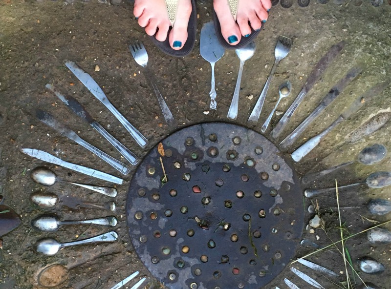 What do you do with your old cutlery? Cement it into your paving stones as decoration, of course!