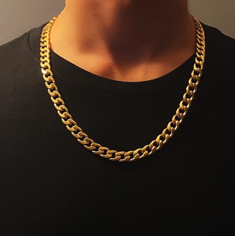 A chunky gold chain necklace makes a good gift for teen boys